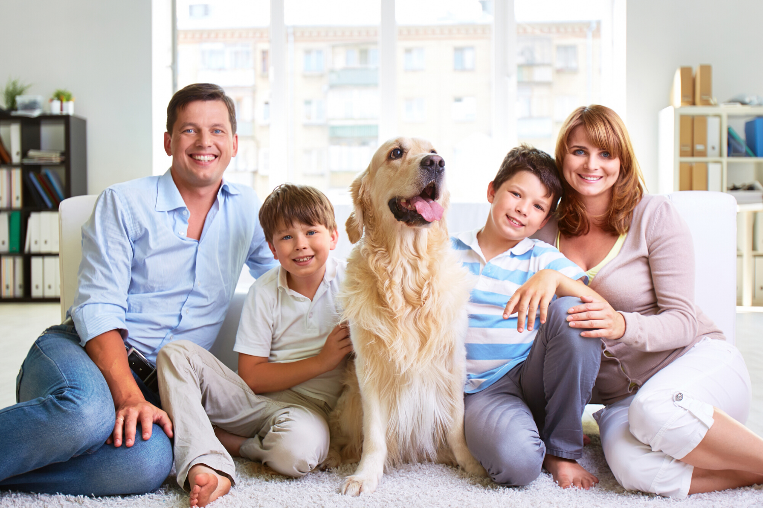 Pet family отзывы. Семья с собакой. Счастливая семья с собакой. Семья с питомцами. Собаки для семьи с детьми.