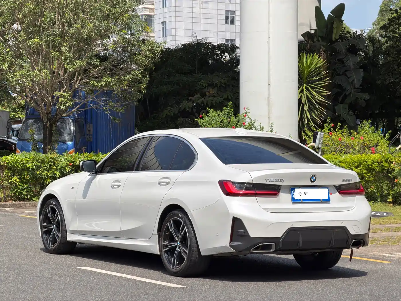 BMW 325Li G28 2024 M Sport Package — задняя часть белого седана, ракурс в три четверти