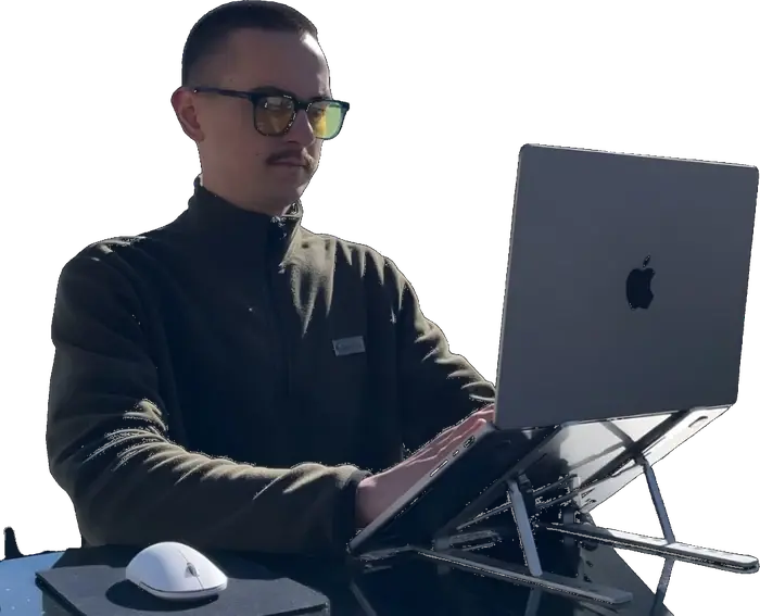 Фарит за ноутбуком