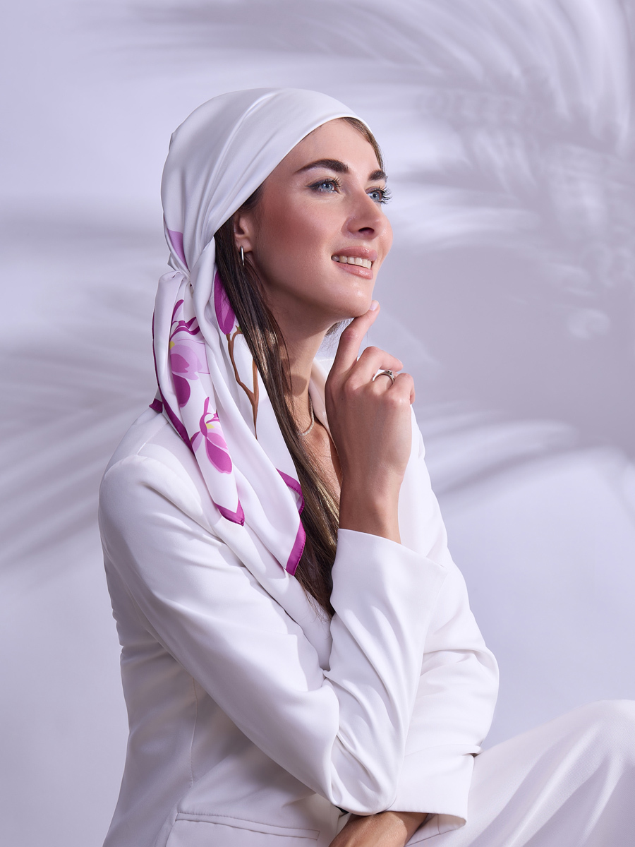 платок повязан на голову девушки 