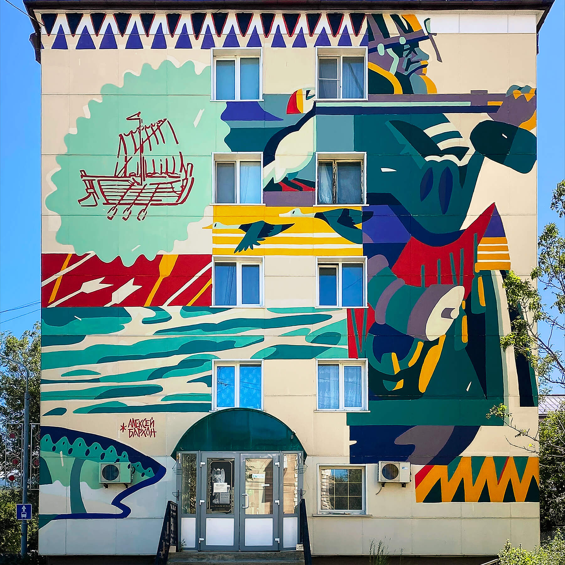 Роспись на Сахалине площадью 152 м². Мурал авторства Алексея Бархана.