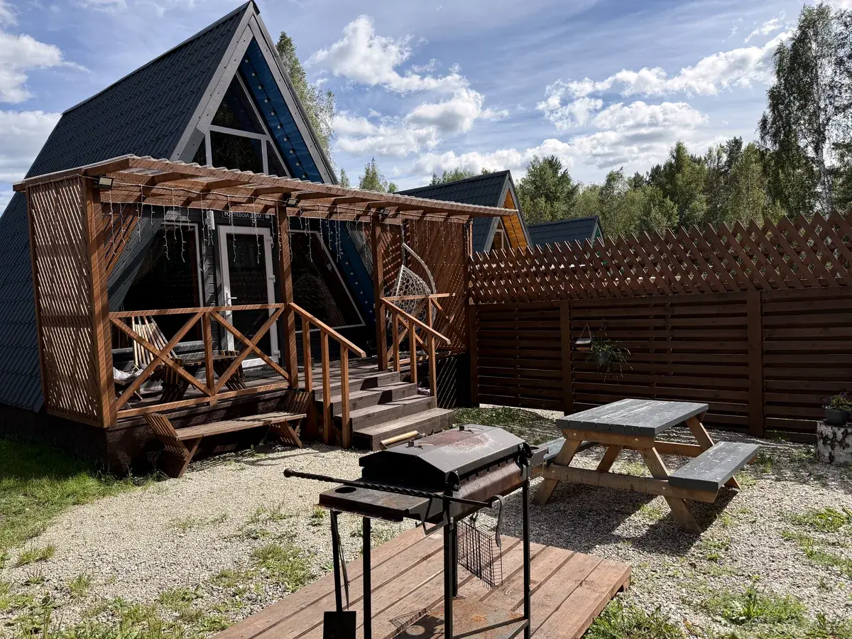 A-Frame Blue в Лесогорье — фасад домика
