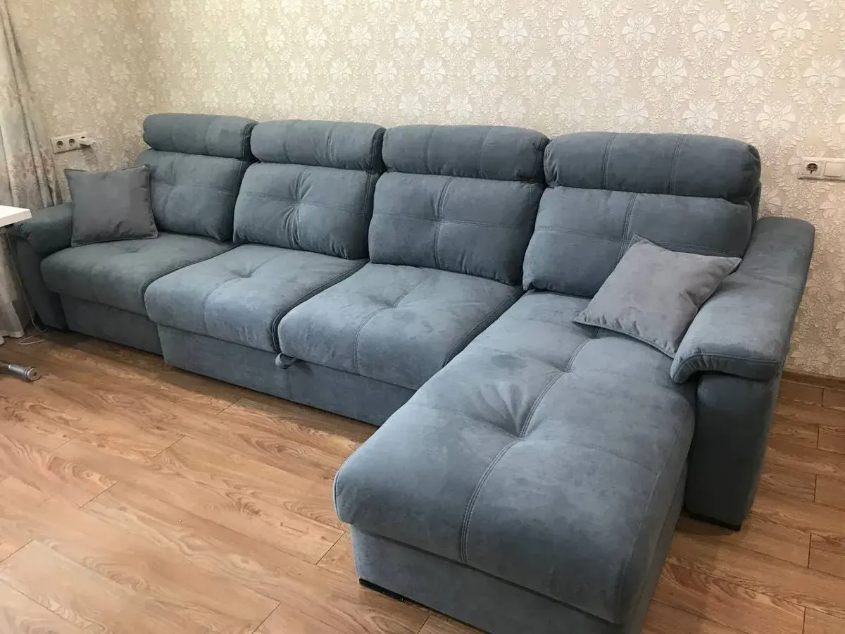 Угловой диван с подголовниками после перетяжки в Красноярске