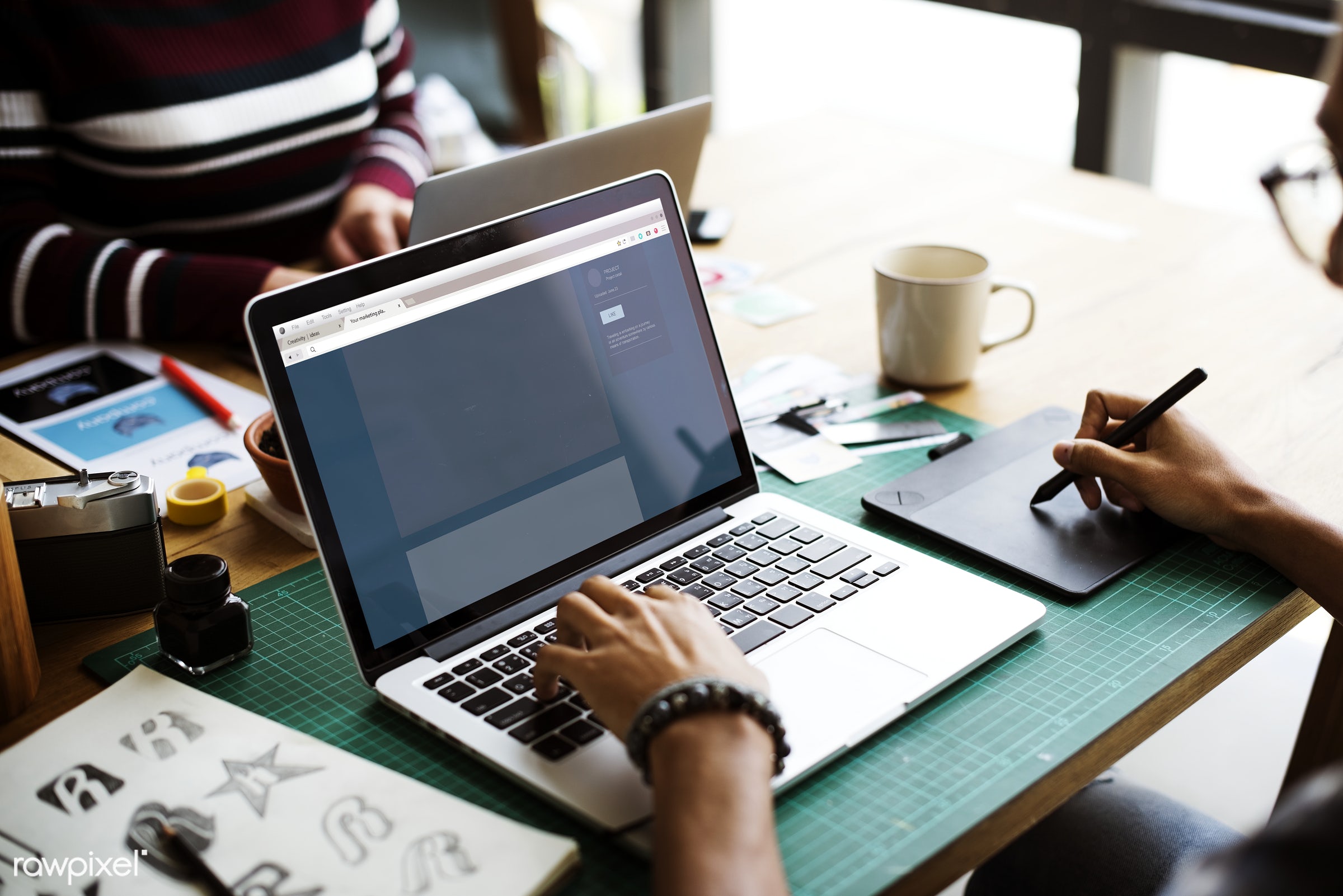 Стол для ноутбука. Ноутбуки для веб дизайна. Руки ноутбук. Веб дизайнер эстетика. Ноутбуки для веб дизайна.