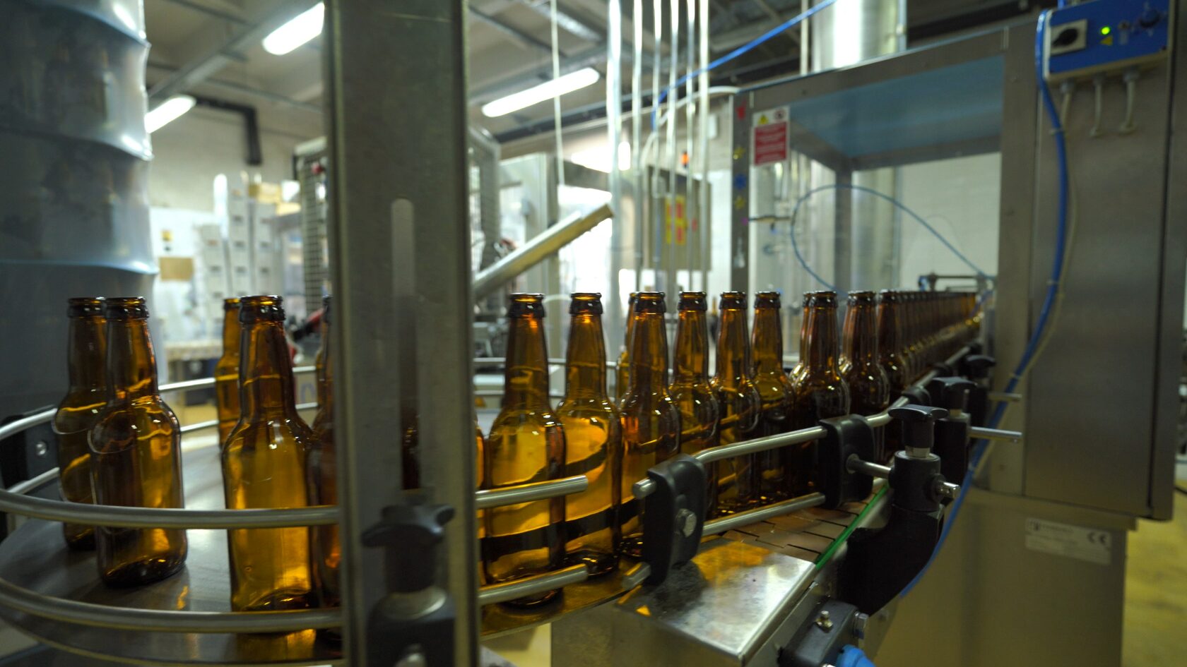 Разлив пива на пивоварне Varvar