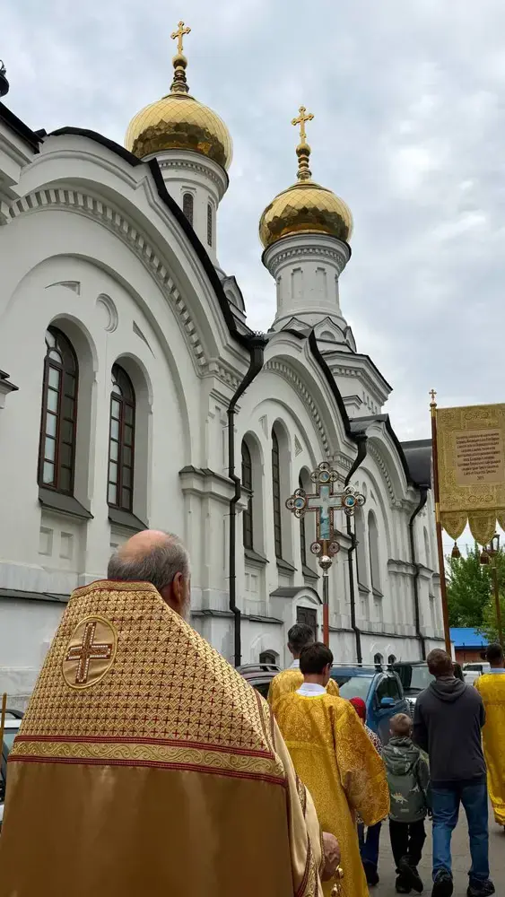 С Воскресным днем! С праздником Всех святых, в земле Русской просиявших.