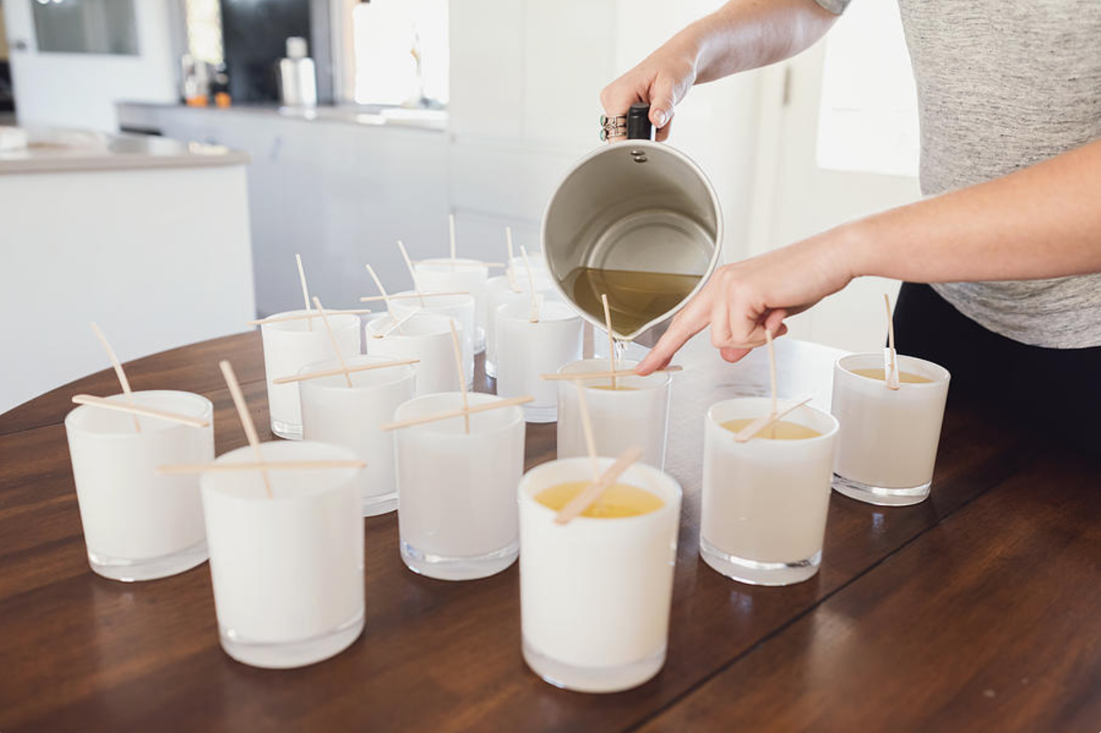 Залита воском. Candle making. Свечной процесс. The process of making a Candle. Посуда в воске после свечеварения.