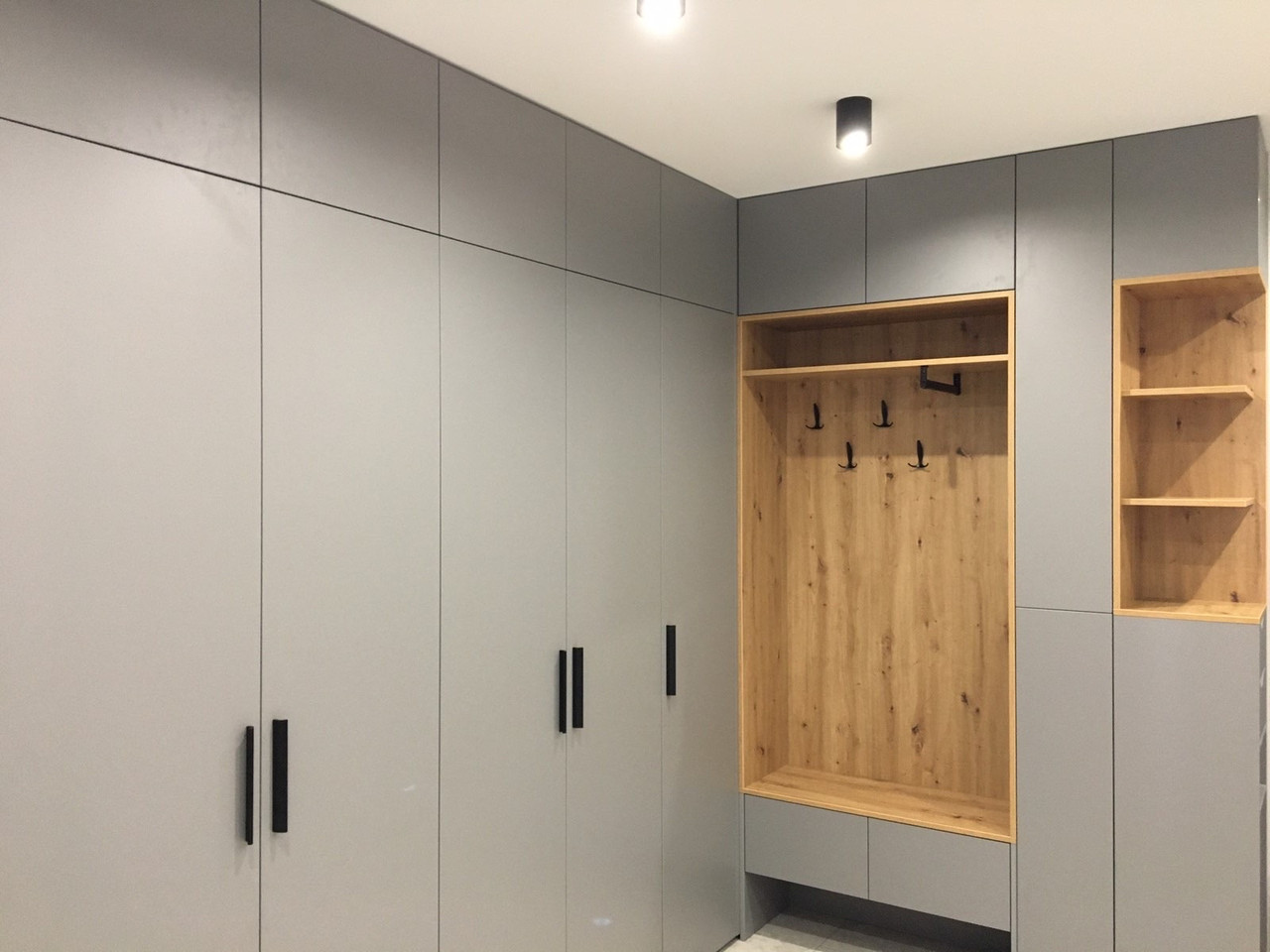 Современные шкафы в прихожую 2024 фото. Современные шкафы в прихожую 2024 фото. Шкаф для коридора 2024. Холодильник с угловым одежным шкафом в прихожей дизайн. Модные шкафы в комнату.