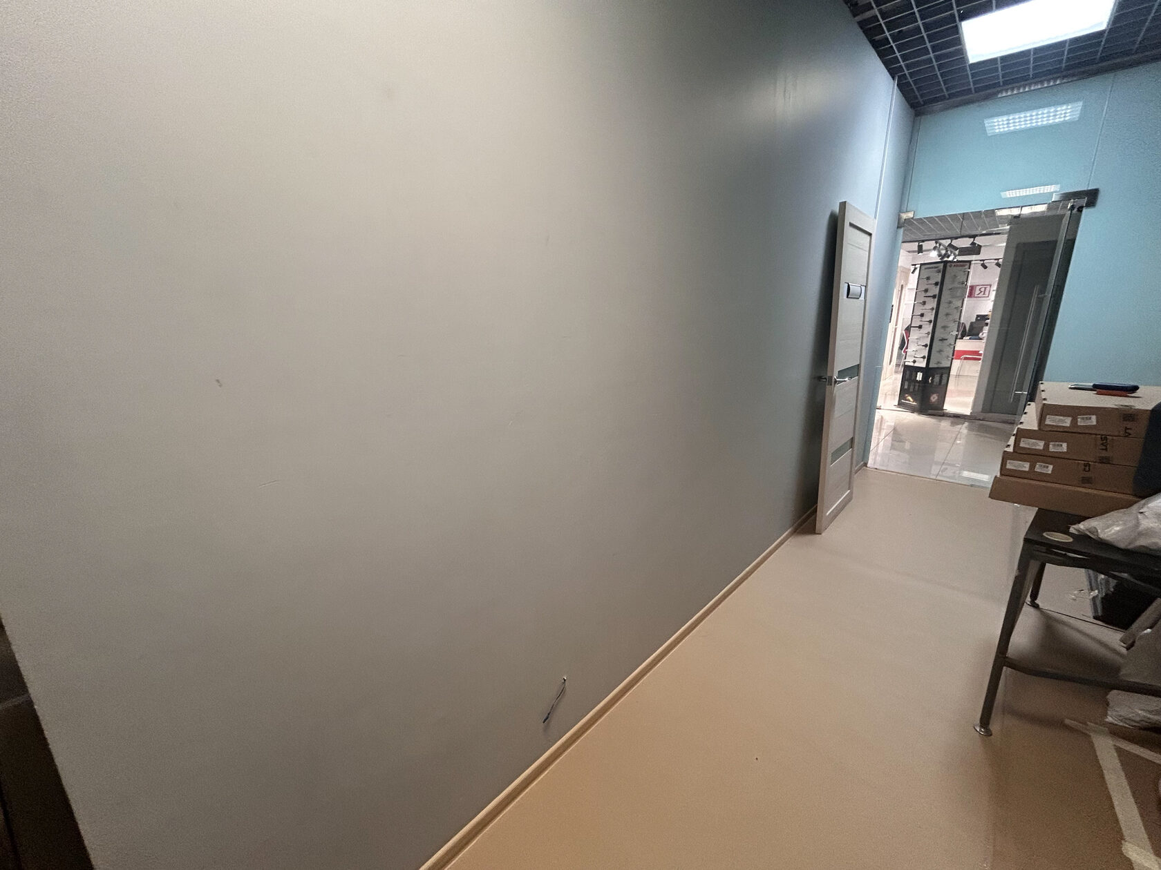 alt: Отделка офиса в Санкт-Петербурге, косметический ремонт стен и потолков title: Косметический ремонт коммерческих помещений под ключ