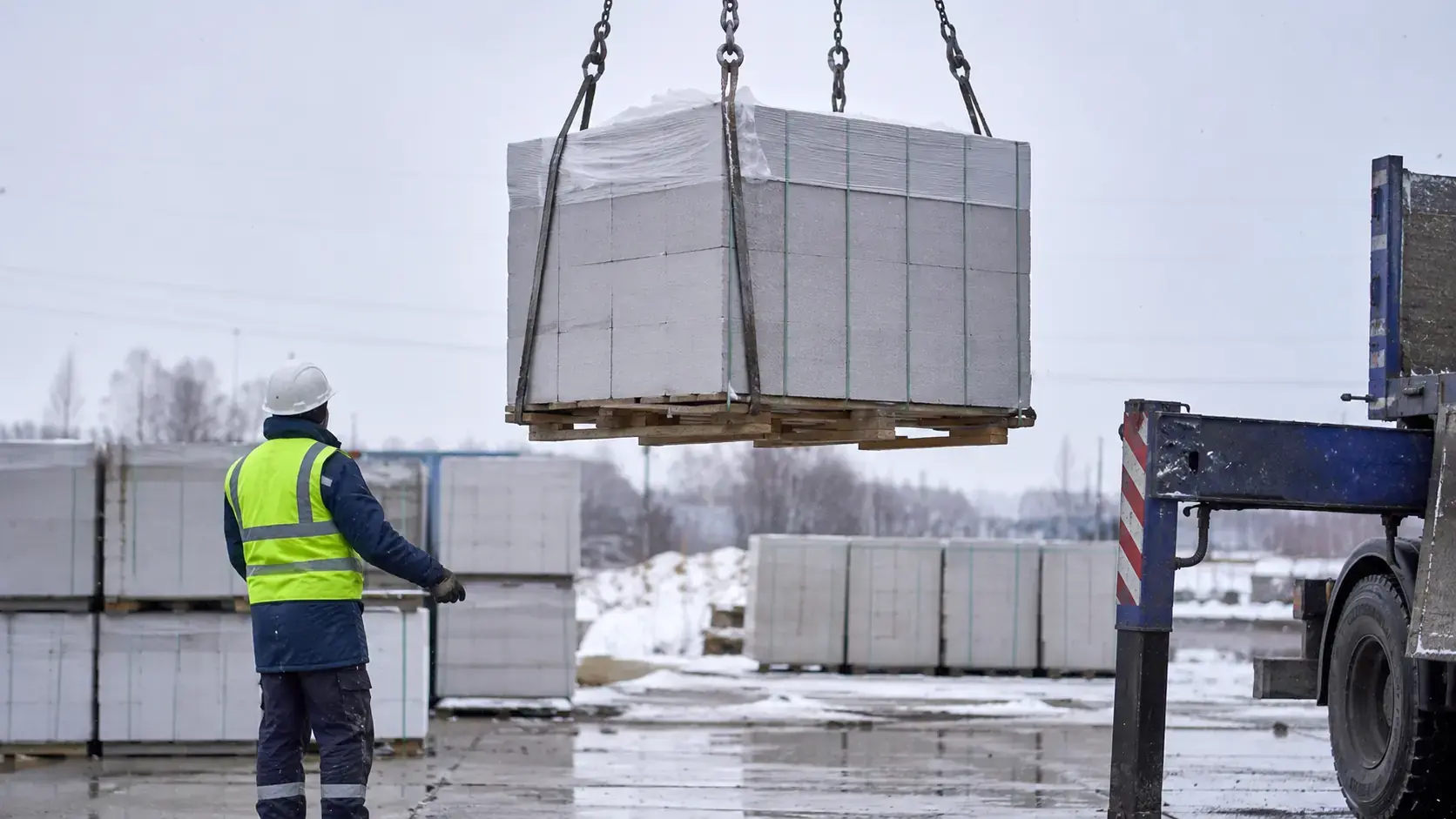 Доставка и разгрузка газосиликатных блоков на объекте