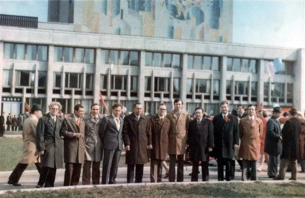 Жители Новомосковска у дома культуры Азот, архивная фотография