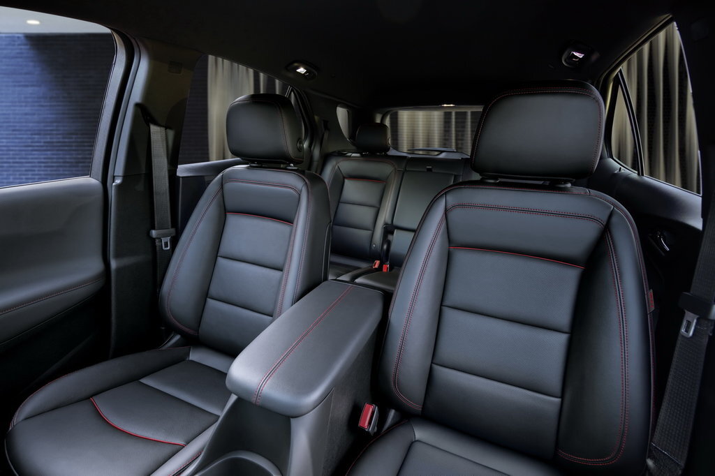 Chevrolet Equinox 2024 на горной дороге