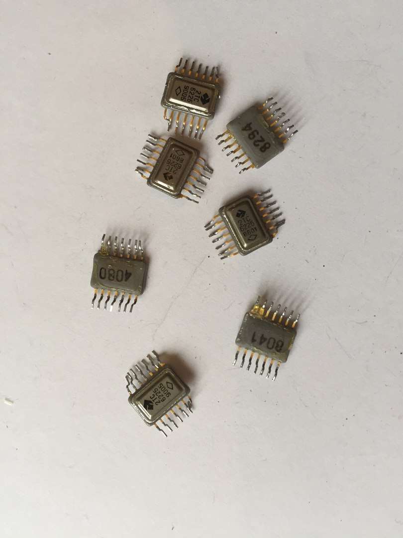 Подложка микросхемы. Микросхема 133ие4. Микросхема уд133 2 подложки 14 ног. 130,133(14 Ног, с подложкой) микросхема. Радиодетали техническое серебро конденсатор.