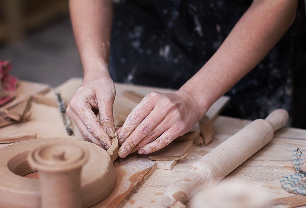 Hand-building pottery class in Los Angeles