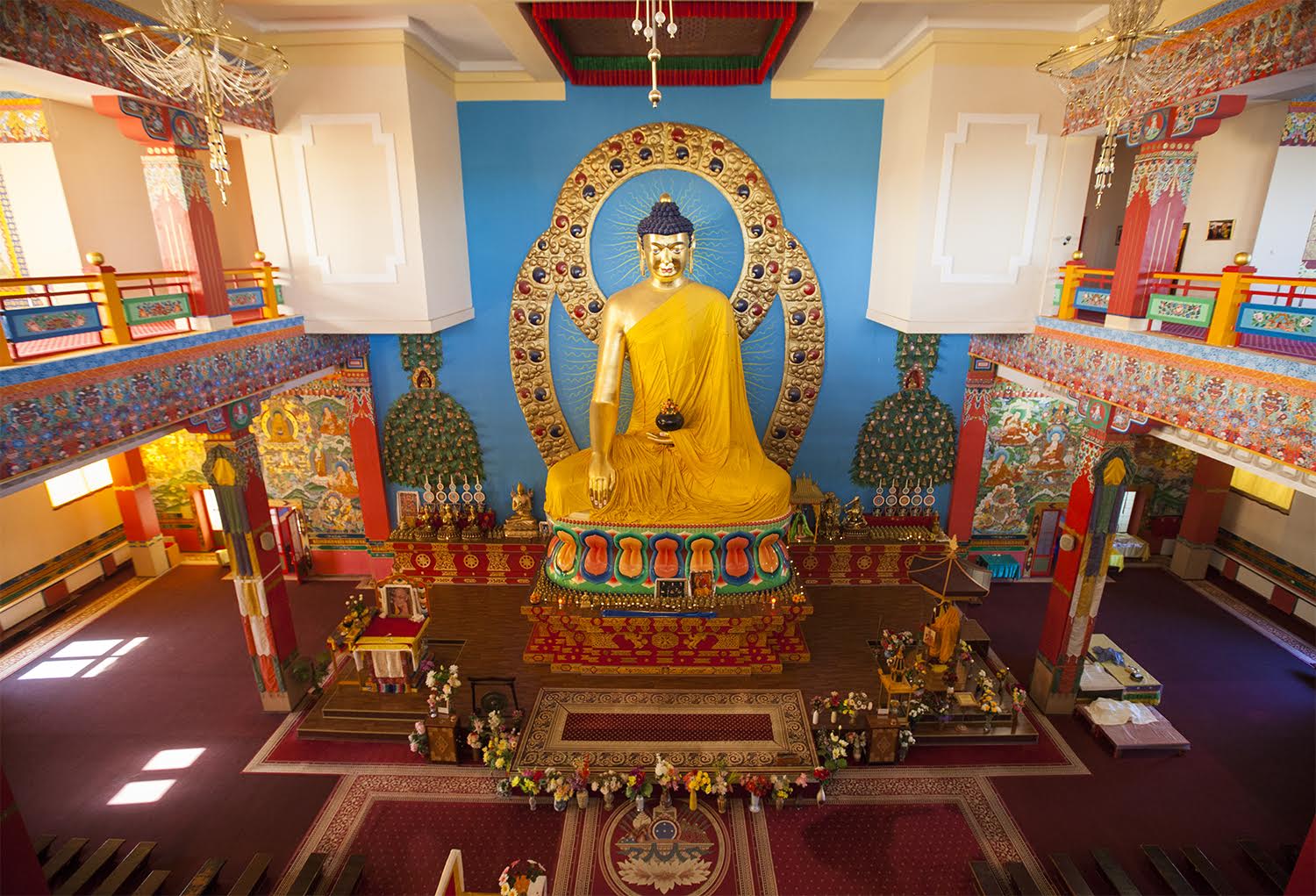 буддийский храм изнутри