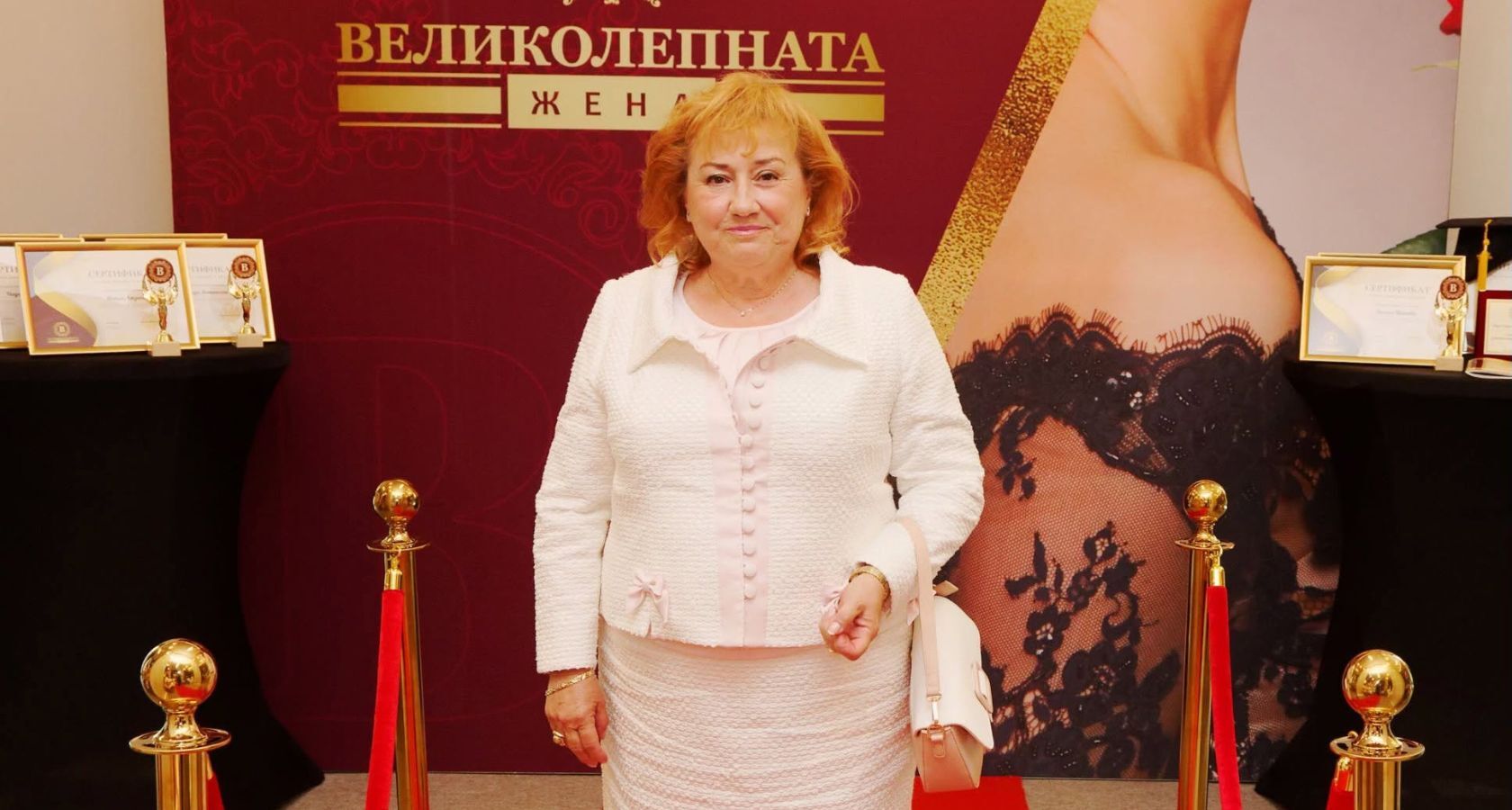 Теодора Колева със снимка пред стената на Великолепната Жена