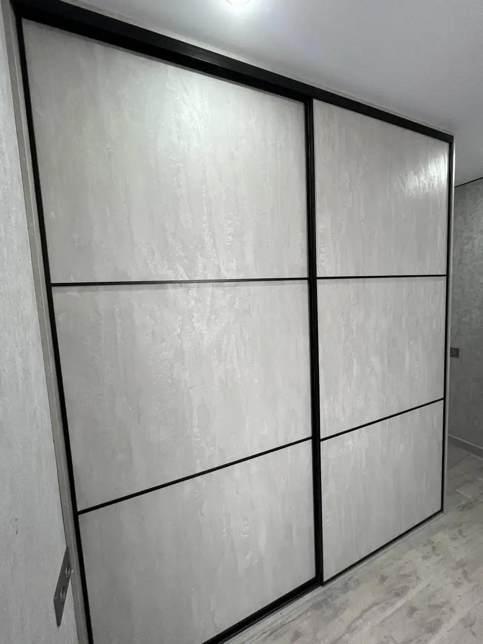 Шкаф-купе с дверями из ЛДСП под дерево на заказ в Сургуте