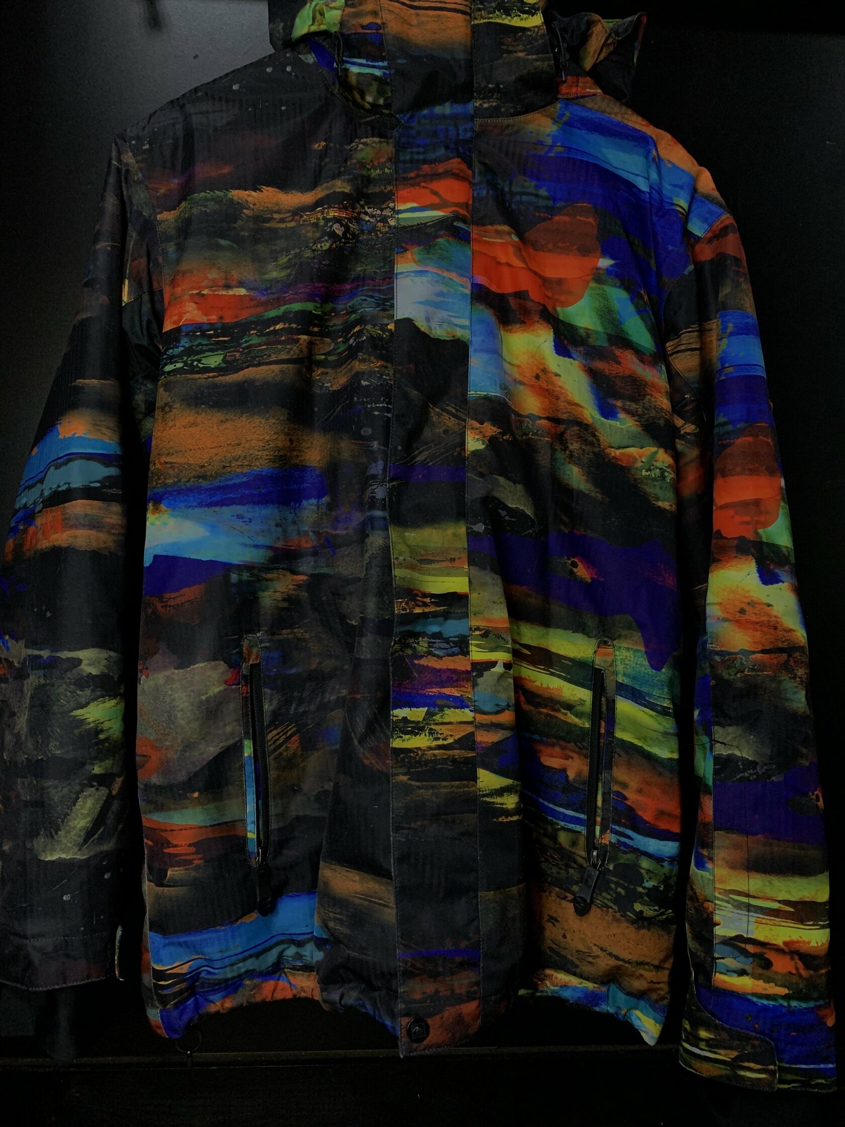 Прокат горнолыжной одежды в Омске - Куртка Quiksilver, черная с яркими полосами