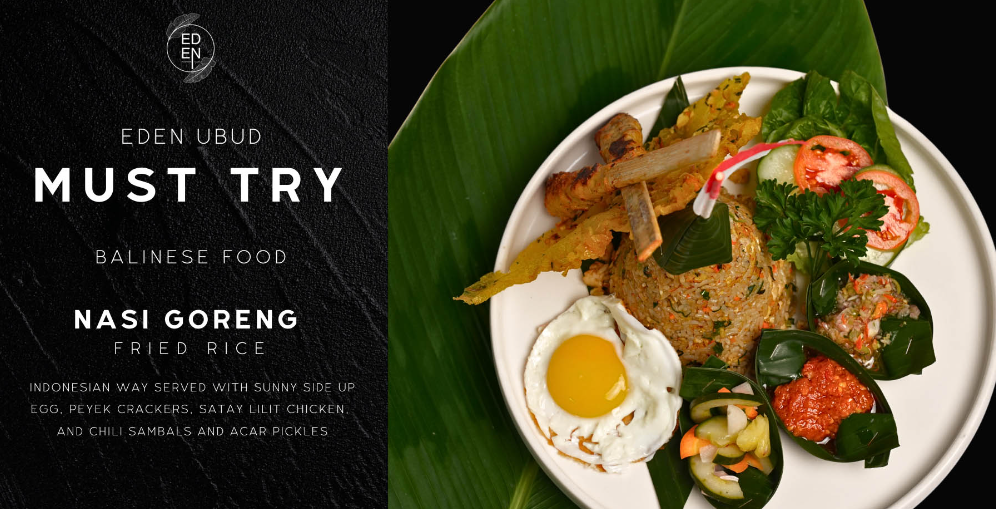 Традиционный Наси Горенг с соусом кекап манис и овощами