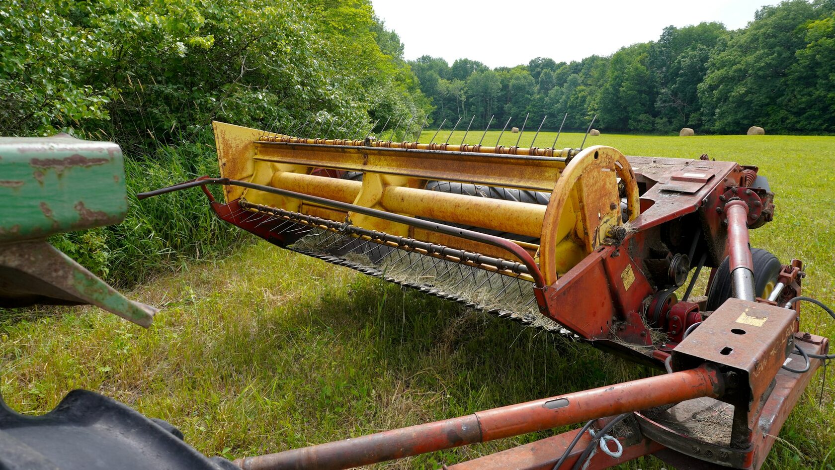 Зерновая жатка John Deere 630F в поле