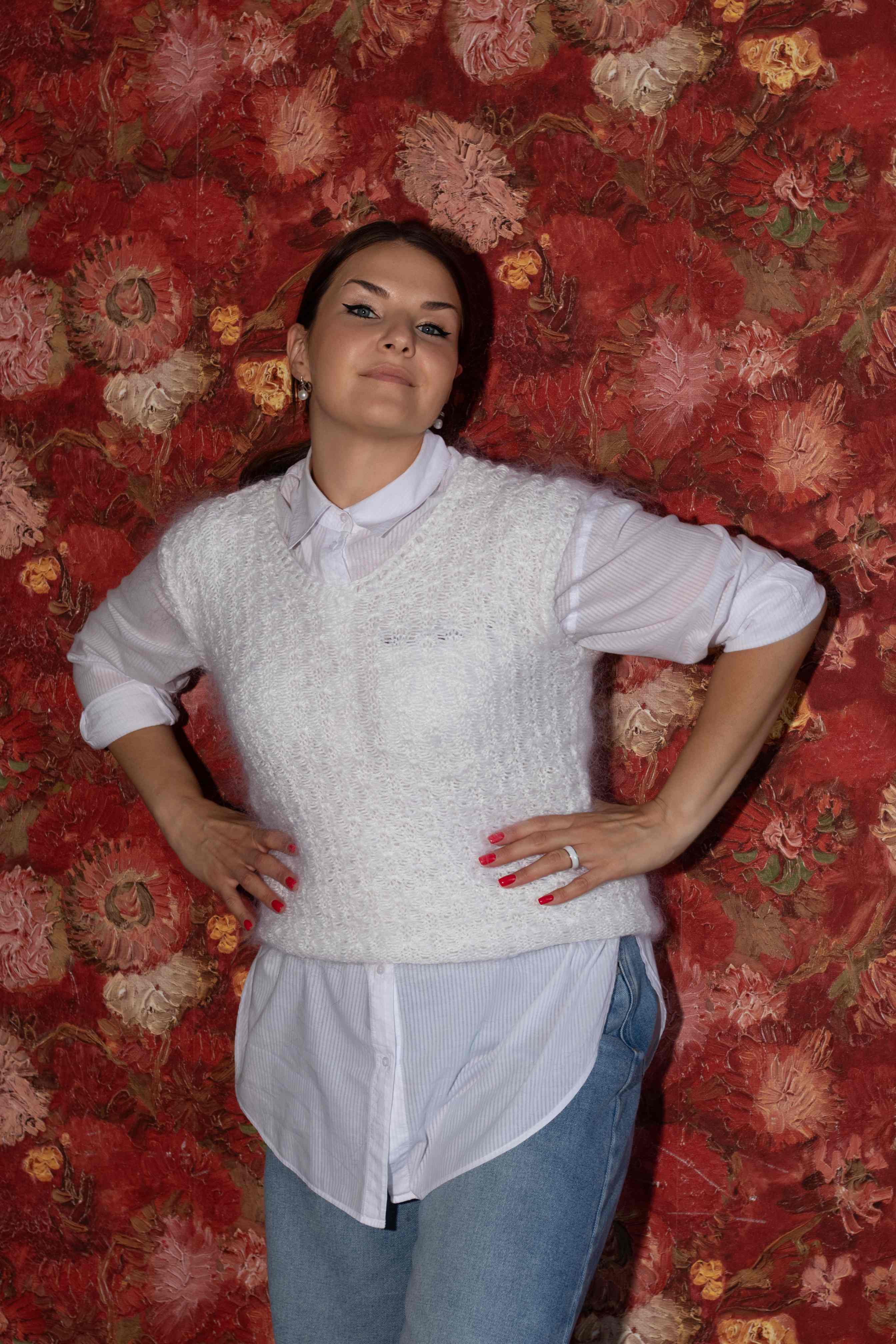 Женская жилетка из козьего пуха белого цвета на модели