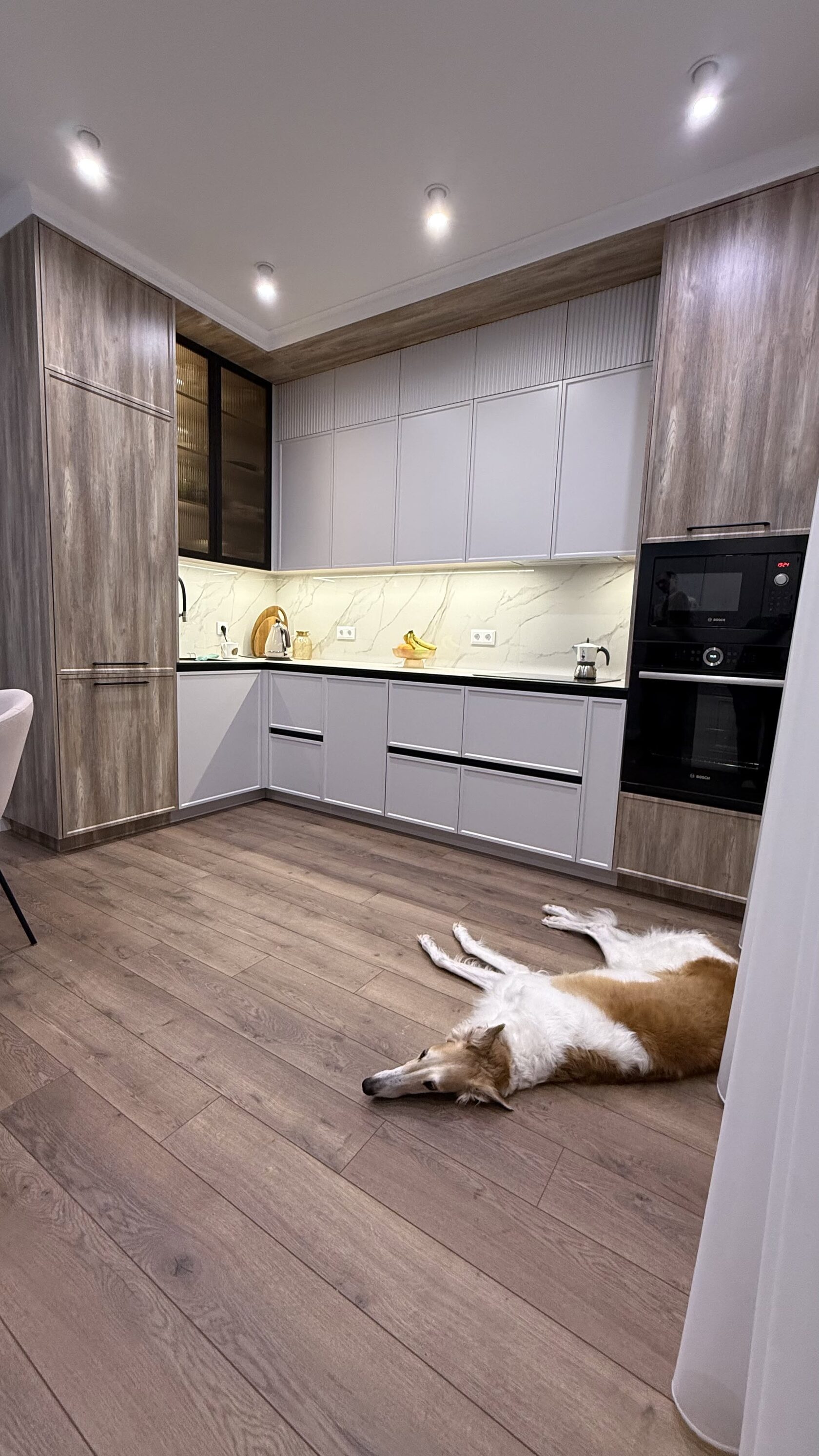 Кухня на заказ Краснодар — МДФ в плёнке светло-серый, ручка-гола, ЮМР