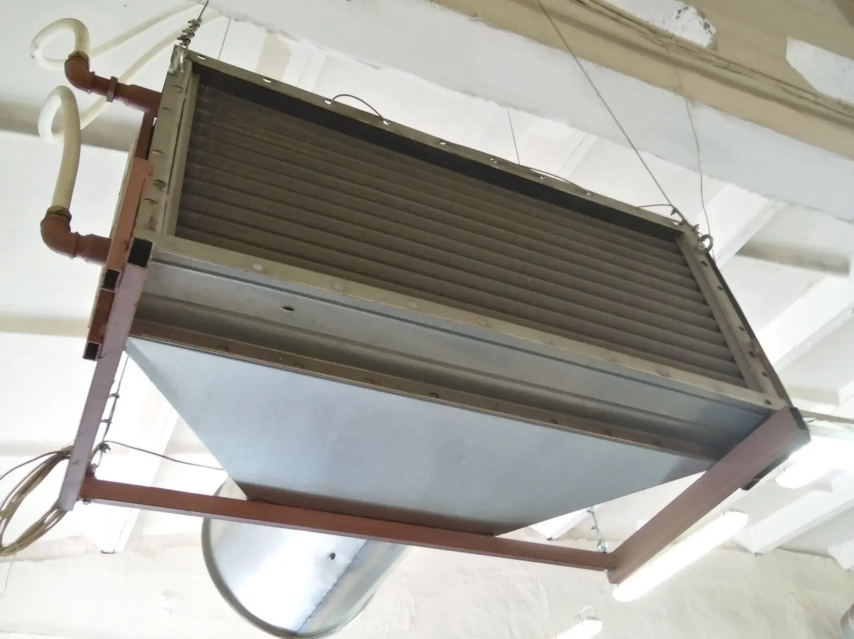 Водяной калорифер с центробежным вентилятором для принудительной циркуляции воздуха