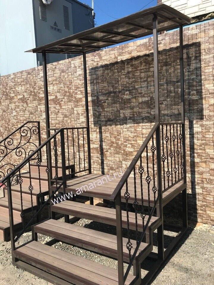 металлическое крыльцо для дачи. крыльцо для частного дома. крыльцо для частного дома из металла. крыльцо в частном доме. металлическое крыльцо частный дом.