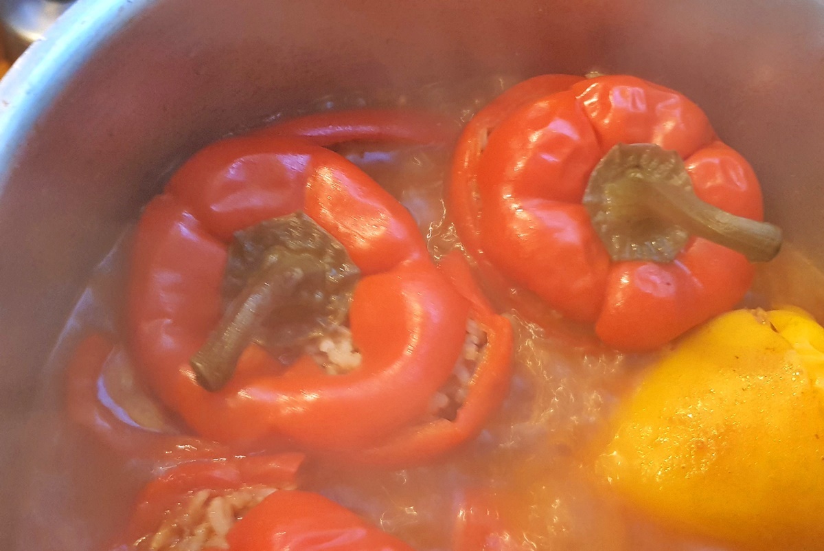 Фаршированные (рис и фарш) перцы в томатном соусе
