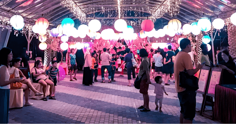 вечернее представление огни фонарики