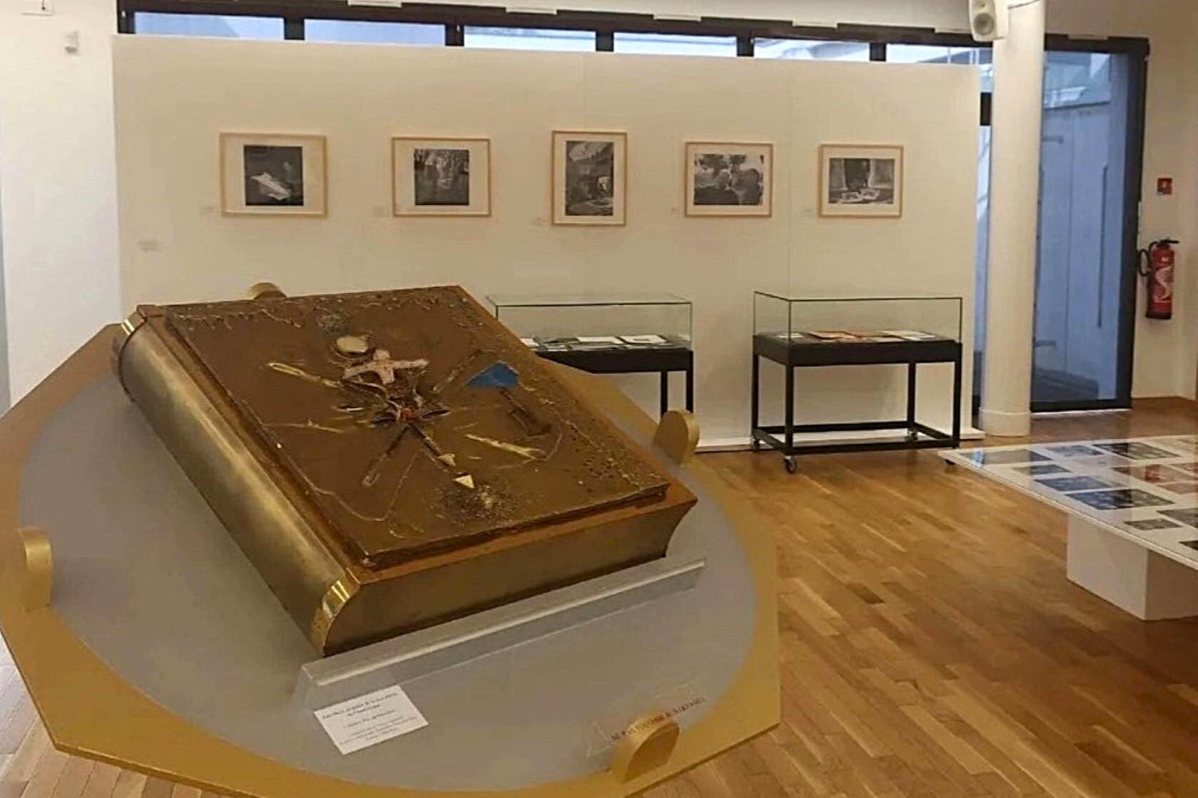 Во Франции украли одну из самых дорогих книг в мире весом 210 кг