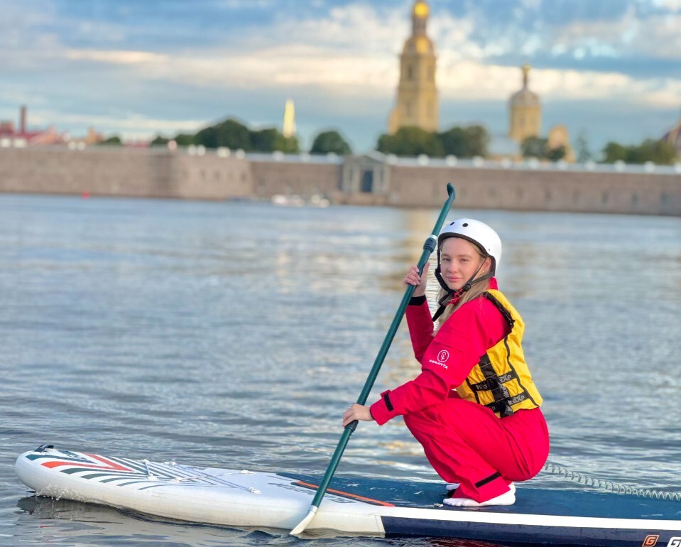 На сапе в сухом гидрокостюме
