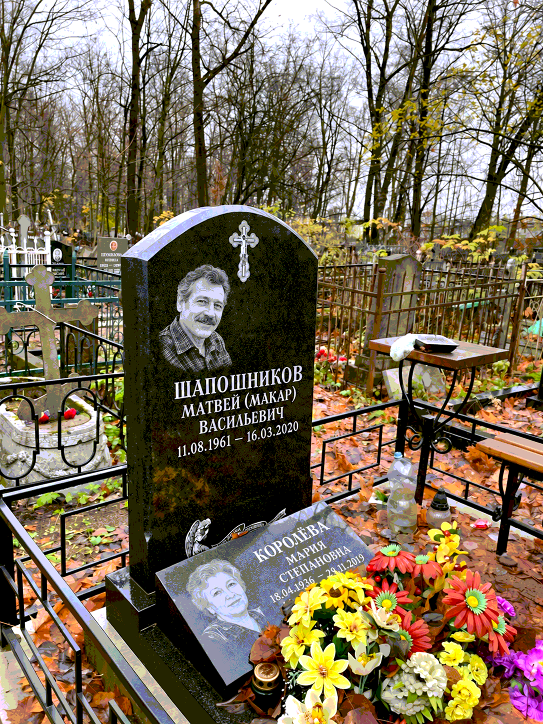 Гранитное надгробие Баян: портрет на наклонной поверхности