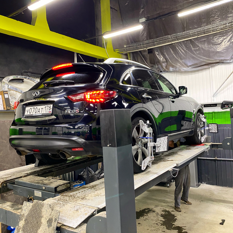 Infiniti FX35 на подъёмнике со снятыми колёсами — развал-схождение