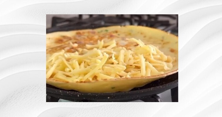Приготовление блинчиков с помидором и сыром и зеленью: шаг 6
