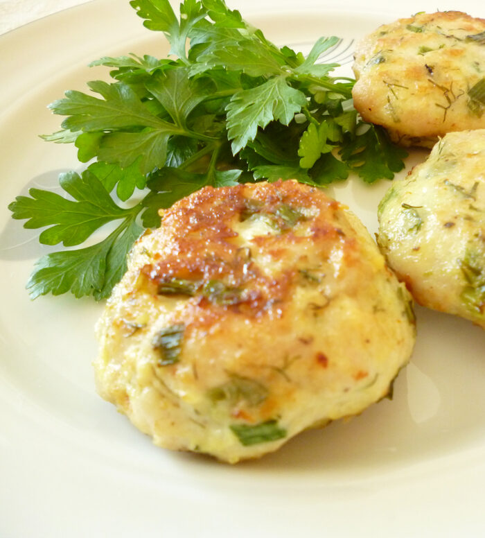 Котлеты из куриных грудок и кабачков. Биточки из курицы. Котлеты из куриных грудок и кабачков. Куриные котлеты. Куриные котлеты с кабачком.