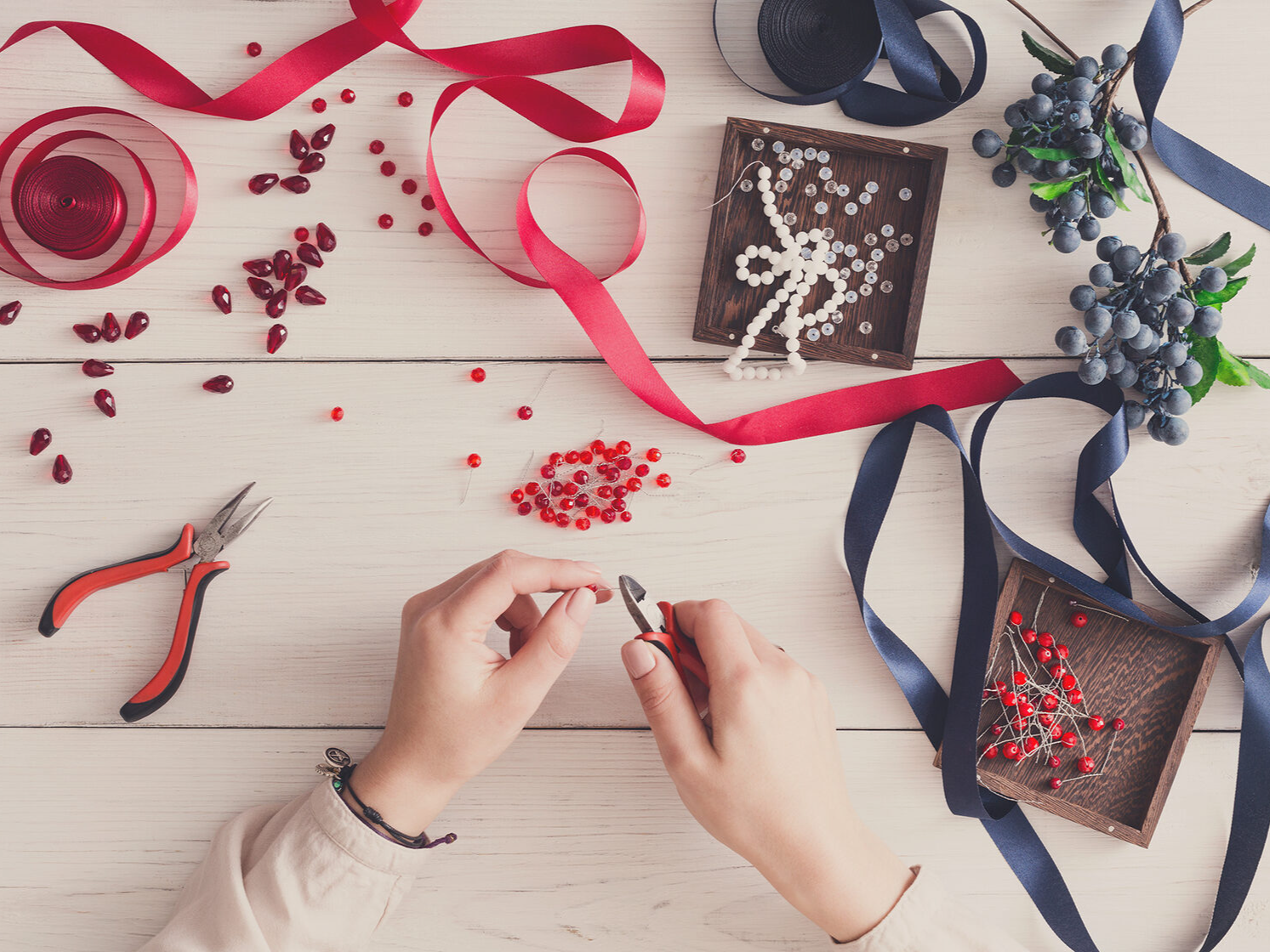 фото парня и девушки на романтическом свидании в публичном месте