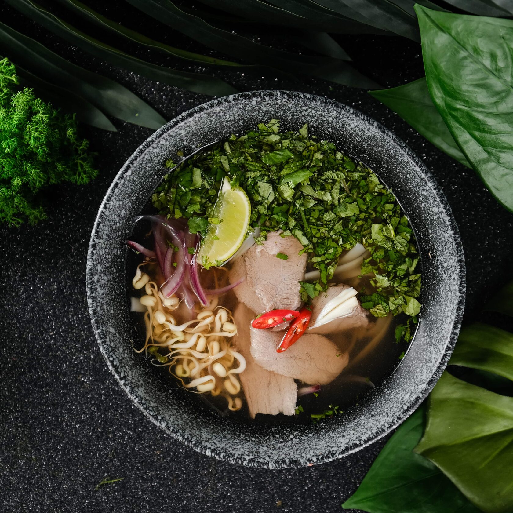 Суп рамен с пряной свининой. Фо бо рамен. Вьетнамский рамен. Фо суп и рамэн. Вьетнамский рамен.