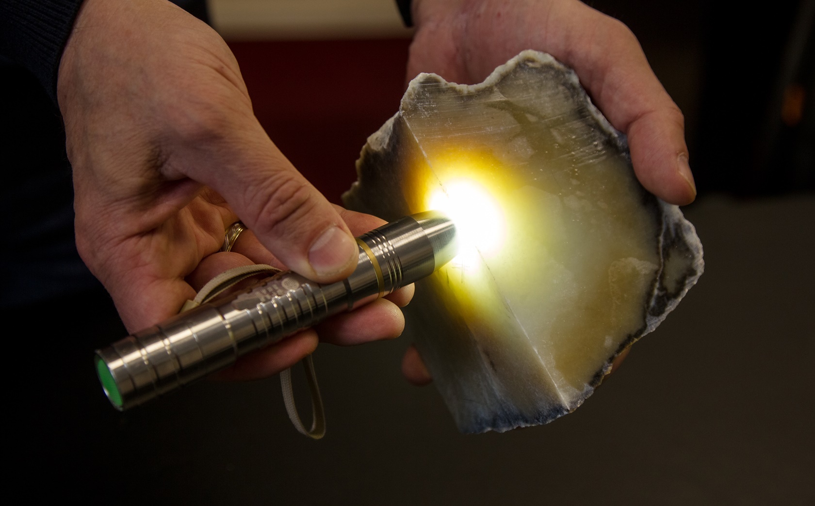 обработка нефрита. обработка камень нефрит. гравер по нефриту. апосерпентинитовый нефрит. поддельный нефрит.