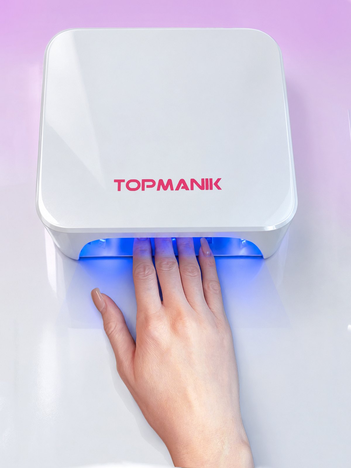 Рука под лампой TOPMANIK QUBO 60W во время полимеризации