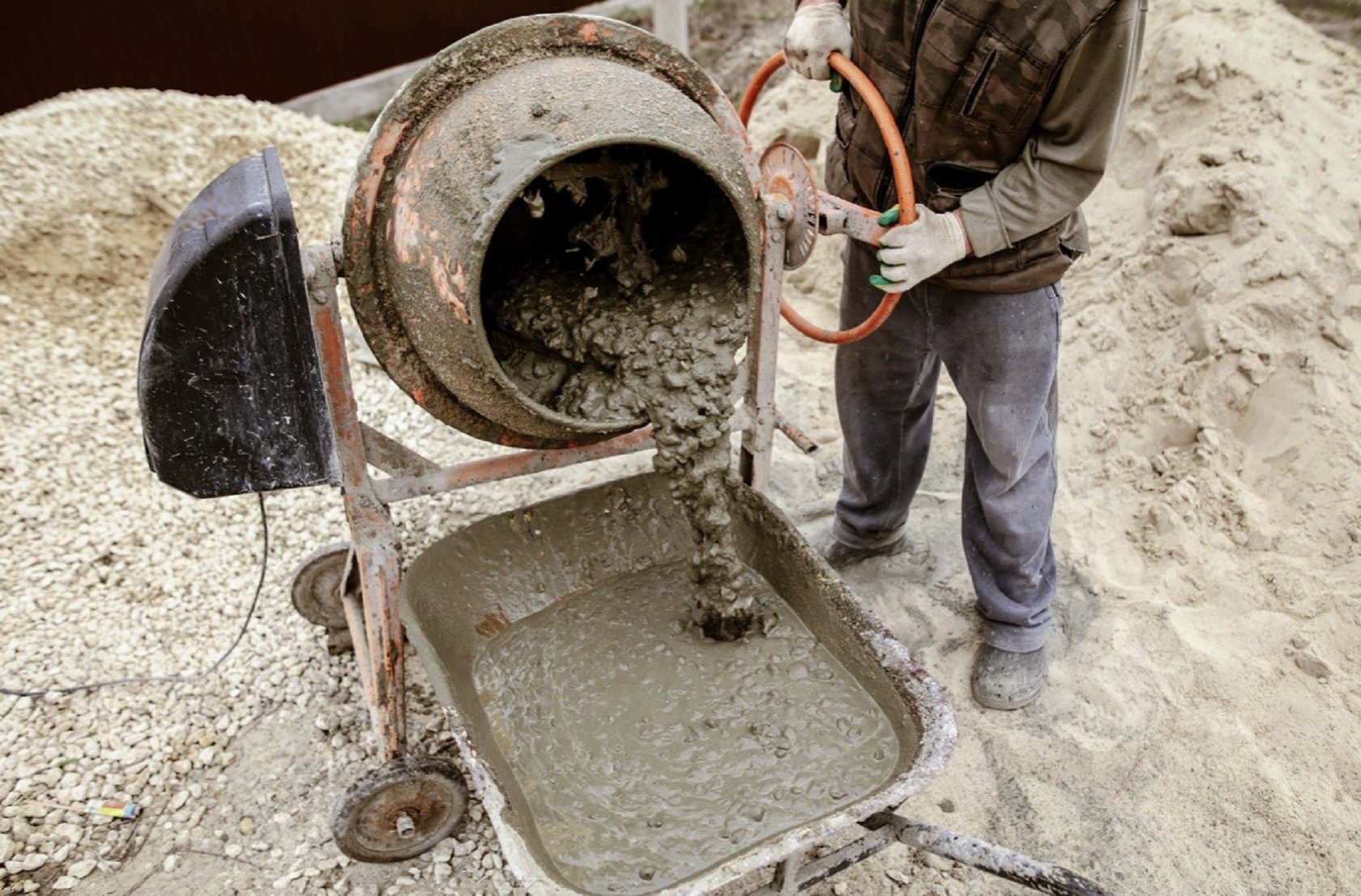 Производство бетонной смеси. Бетономешалка с цементом. Приготовление бетона. Бетонный раствор в бетономешалке. Замес бетона.