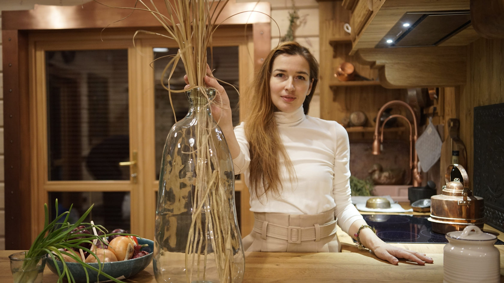 Young woman at home. женщина в доме 2022. женщина прихорашивается. женщина в доме 2022. человек в интерьере.