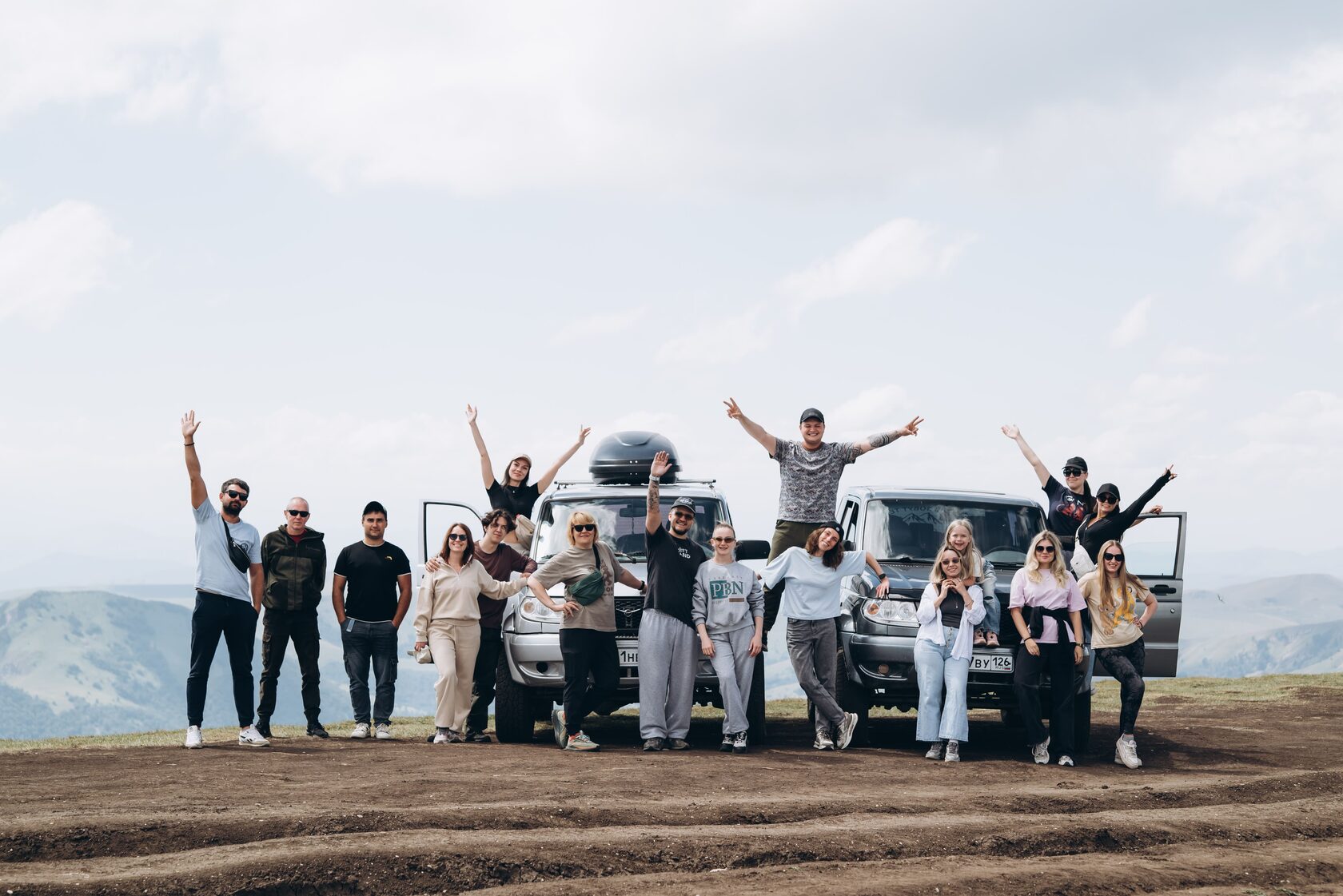 Группа туристов в авторском туре по Кавказу