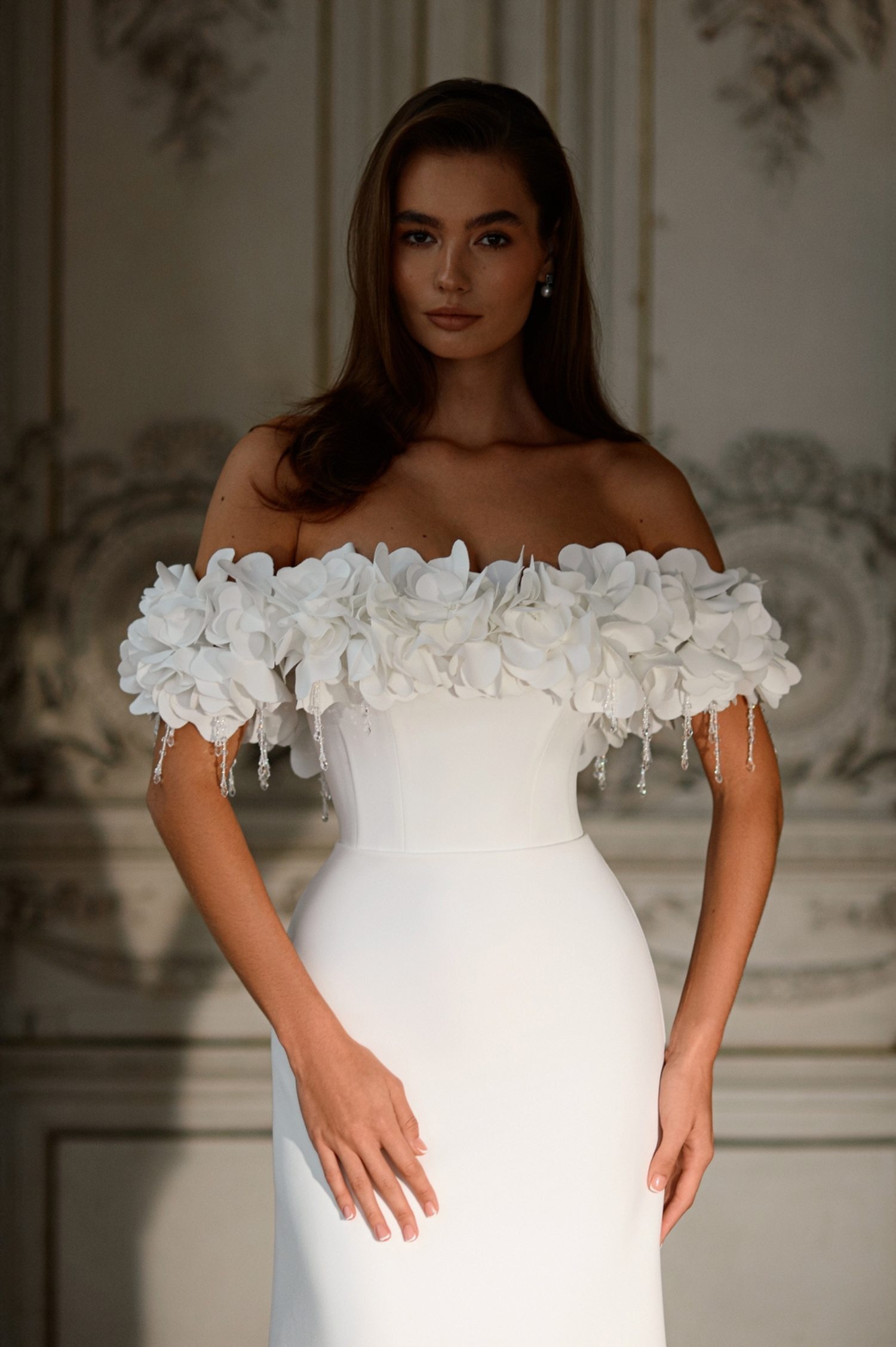 Свадебное платье LUCHIA в стиле минимализм с эффектным цветочным декором на лифе, переходящим в приспущенные бретели