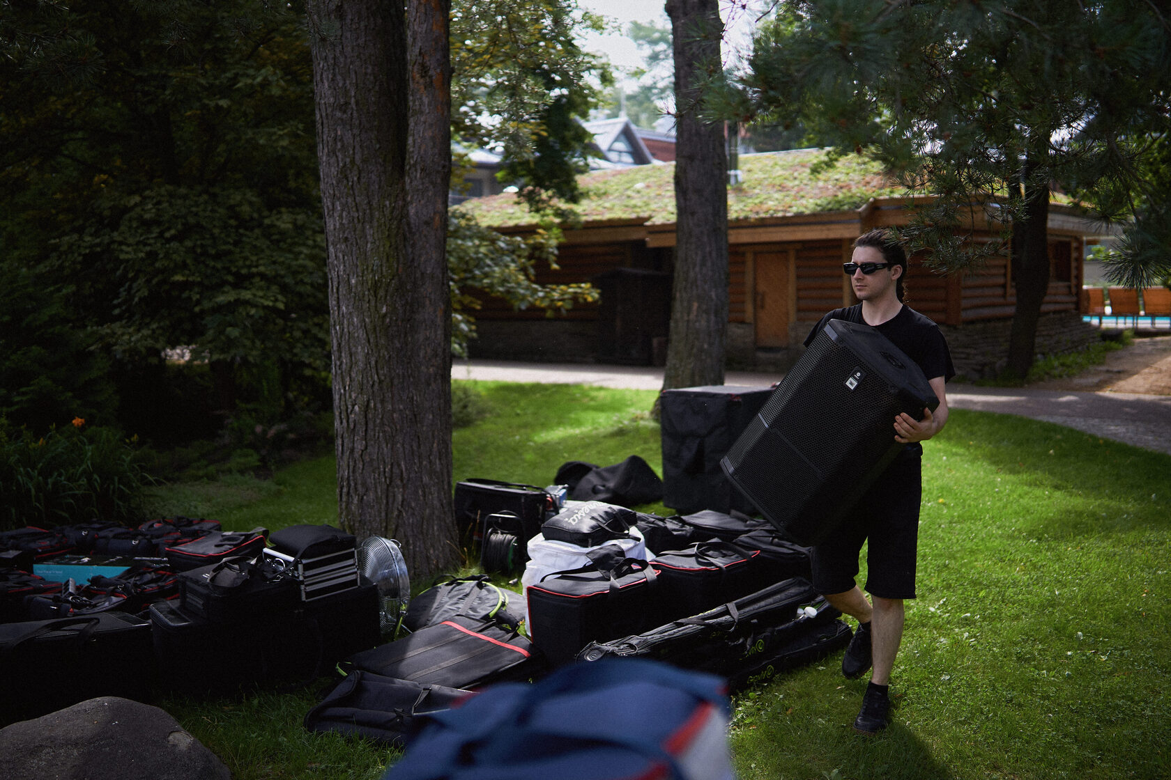 технический специалист готовит оборудование на загородной площадке для свадьбы