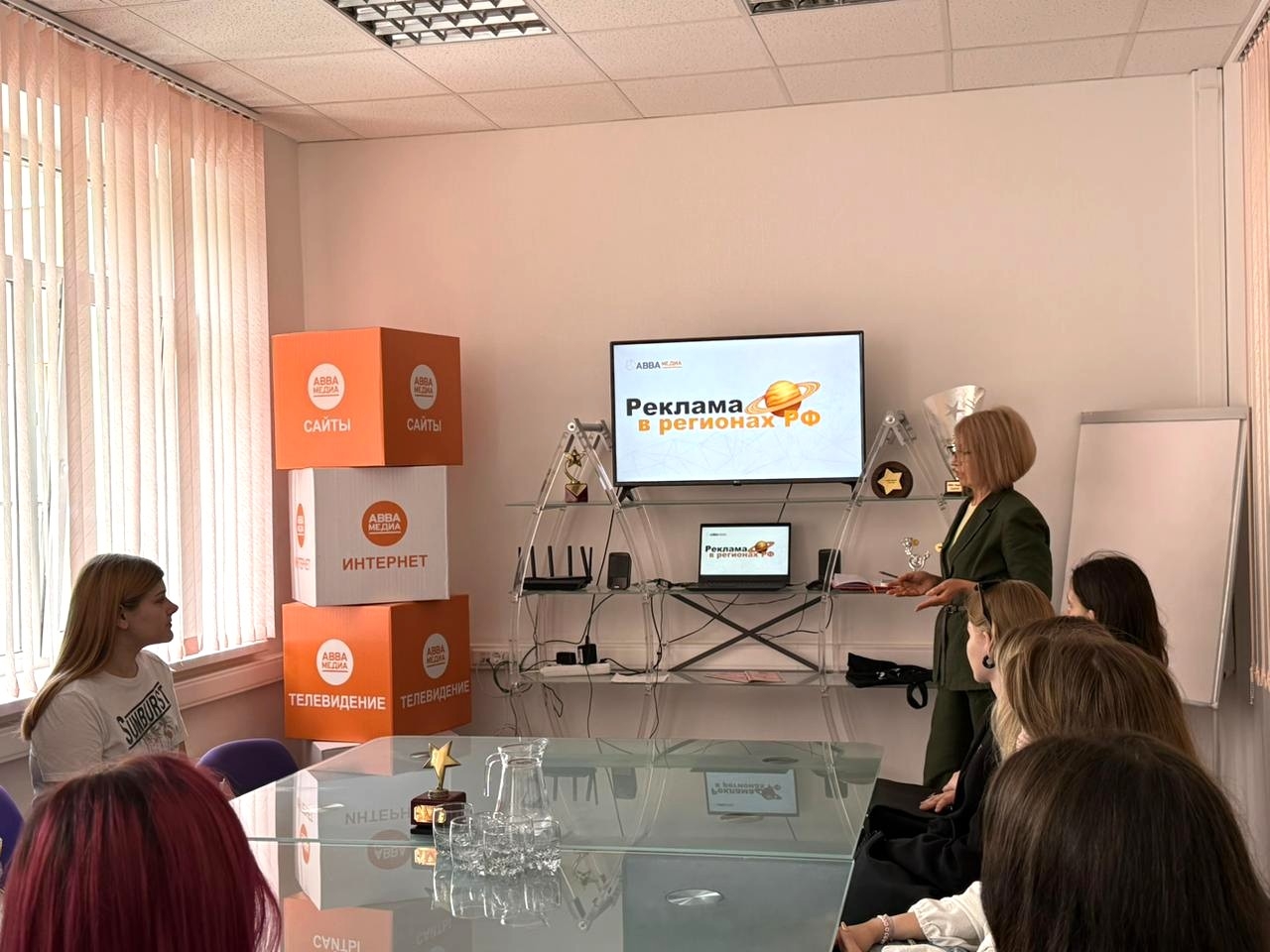 Презентация о рекламе в регионах в офисе АВВА Медиа