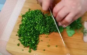 Приготовление кабачкового торта с помидорами, сыром и чесноком: шаг 6