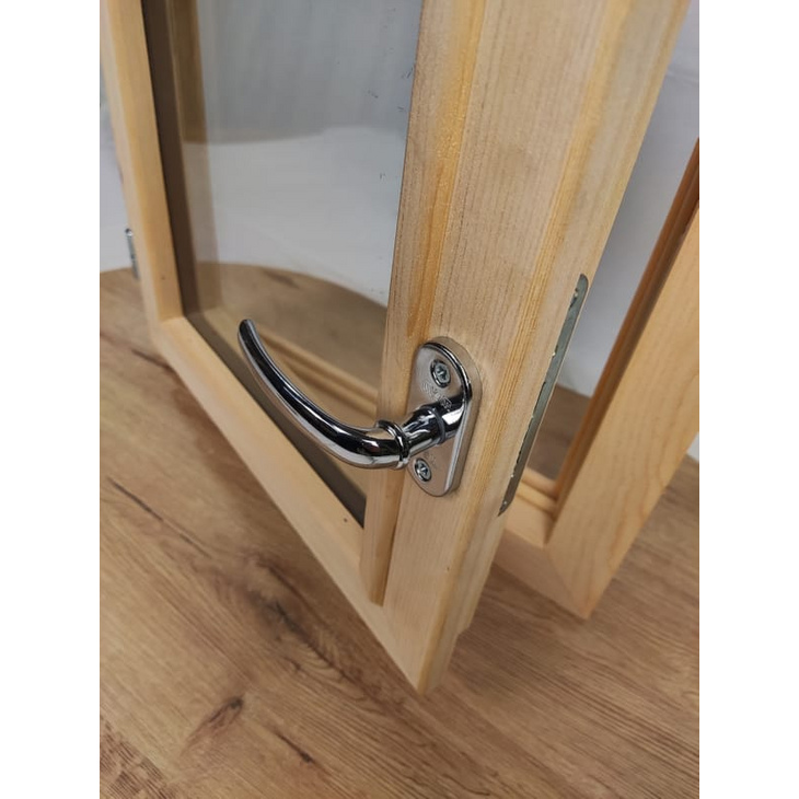 окно из кедра с ручкой