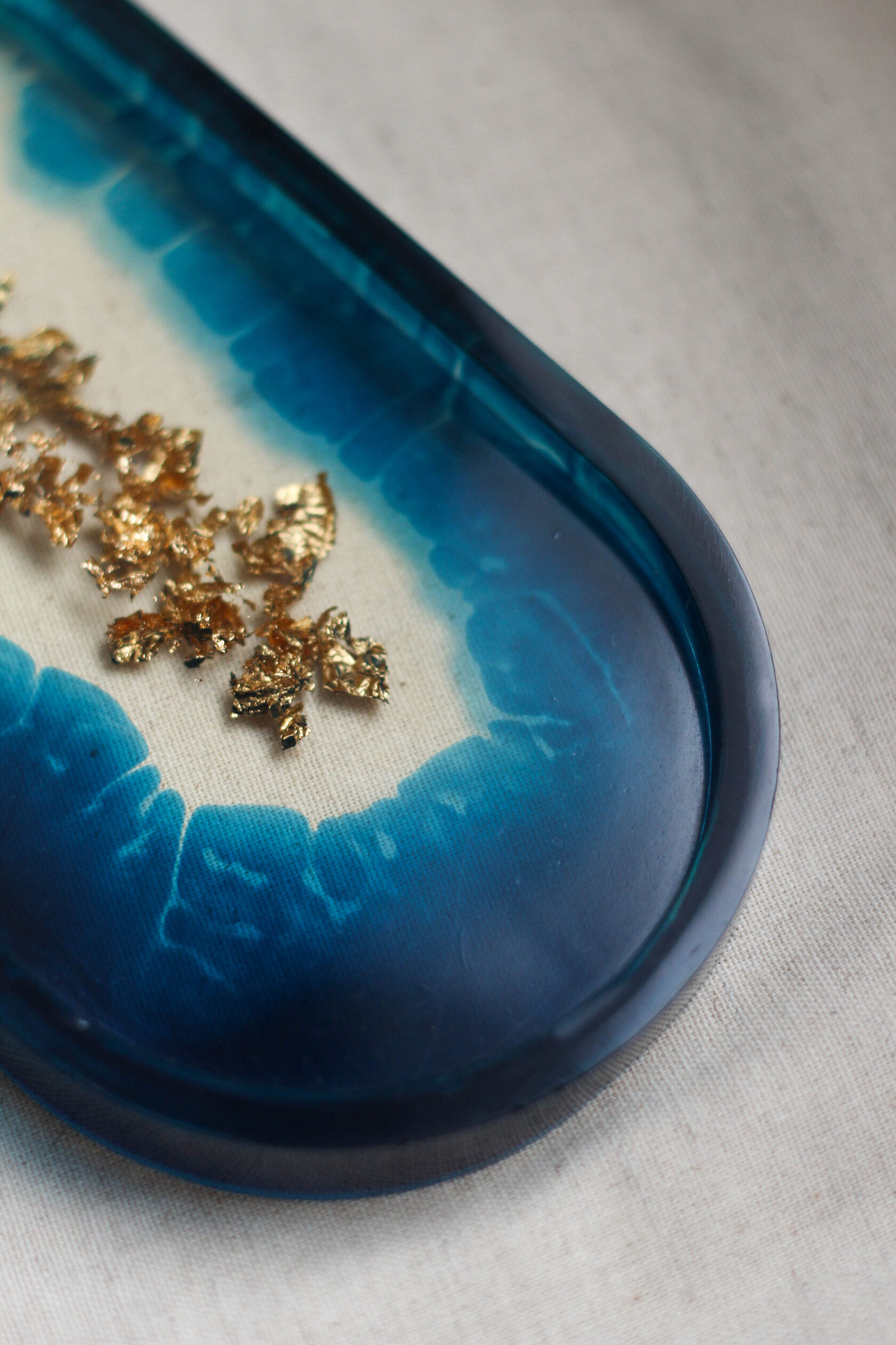 Овальный подиум из эпоксидной смолы синего цвета