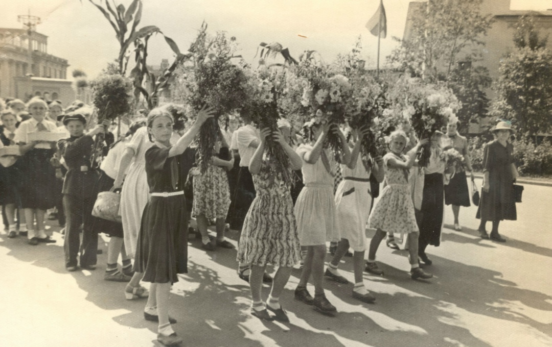 Шествие натуралистов с урожаем, 1950 год